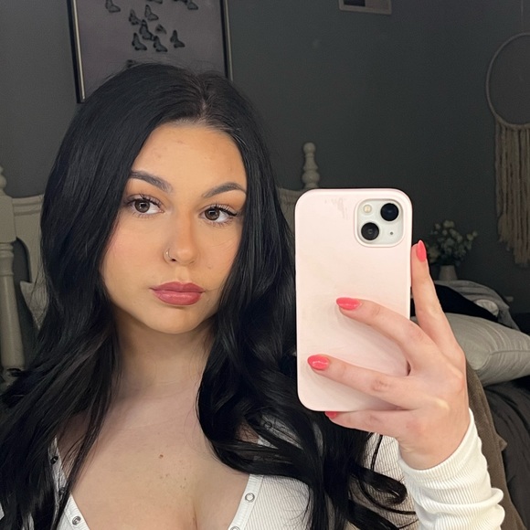 Meet your Posher, Madison - Picture 2 of 2